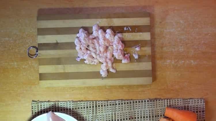 Pilaf csirkével történő főzéséhez egy serpenyőben daraboljuk a húst