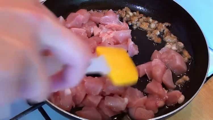Um Pilaw mit Huhn in einer Pfanne zu kochen, braten Sie das Fleisch