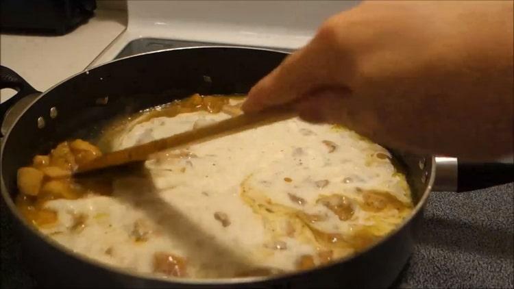 Per preparare la salsa di pollo, aggiungi la panna acida