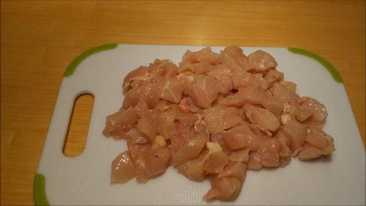 Per preparare il sugo di pollo, tagliare la carne