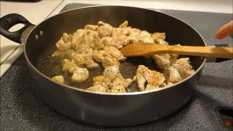 За да направите пилешко сосче, сотирайте месото