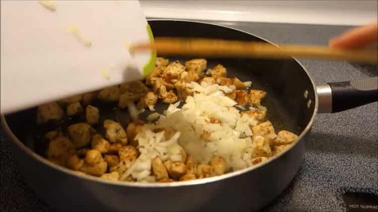 Per preparare il sugo di pollo, tagliare la cipolla