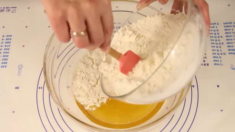 Chcete-li vytvořit libové sušenky, přidejte do šťávy mouku