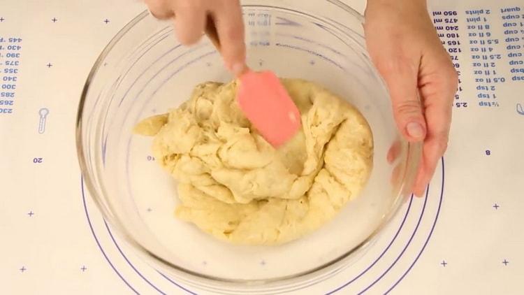 Per fare i biscotti magri, impastare la pasta.