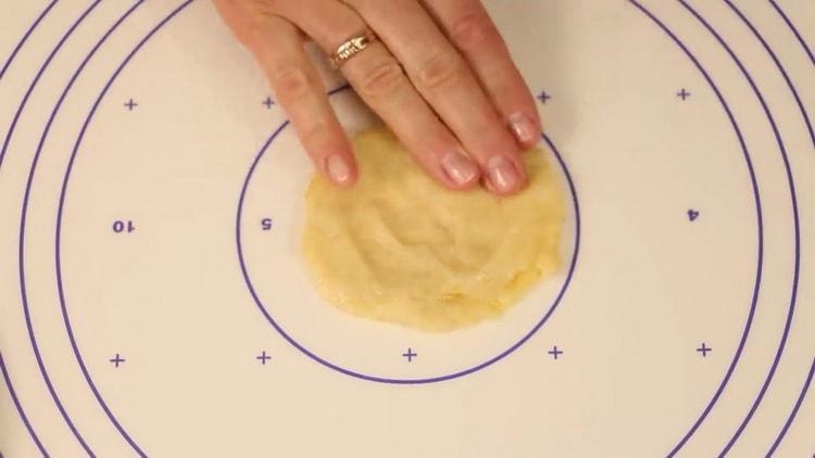Разточете тестото, за да направите постни бисквитки.