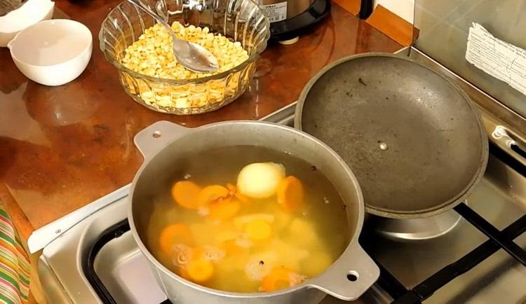 Geben Sie Kartoffeln in die Brühe, um eine magere Hühnersuppe zuzubereiten