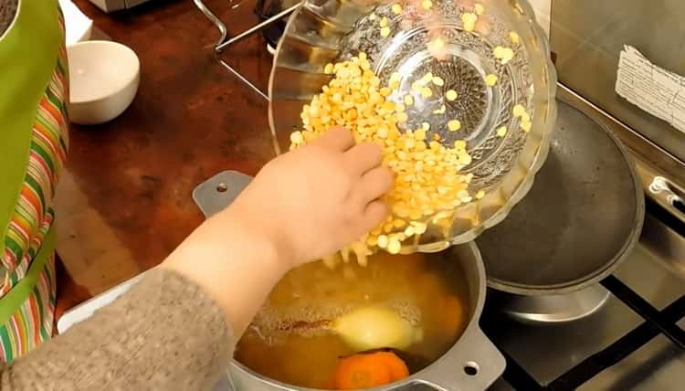 Fai bollire i piselli per preparare una zuppa di pollo magra.