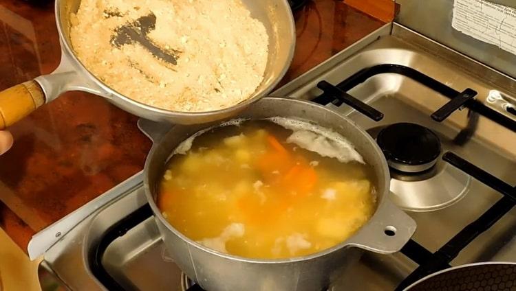 Για να φτιάξετε τη σούπα κοτόπουλου, βάλτε το αλεύρι στη σούπα.