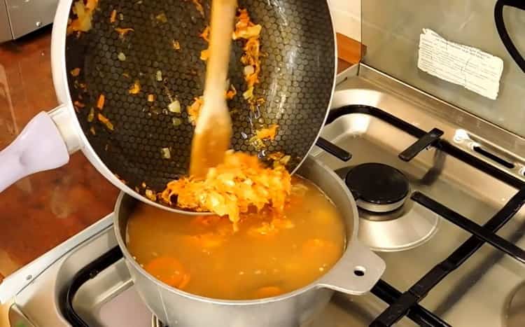 Για να φτιάξετε τη σούπα κοτόπουλου, βάλτε το τηγάνισμα στη σούπα.