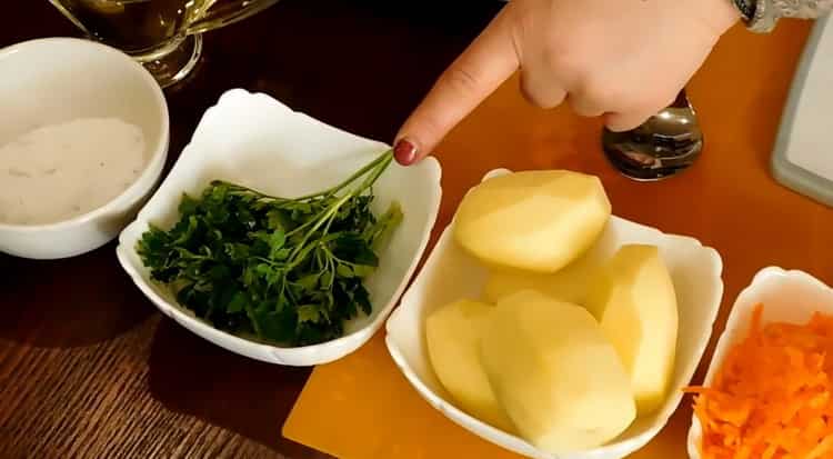Upang makagawa ng sandalan na sopas ng manok, i-chop ang mga patatas