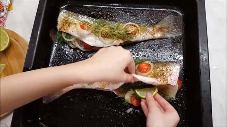 Για να προετοιμάσετε το ρουλεμάν στο φούρνο, βάλτε τα χόρτα στα ψάρια