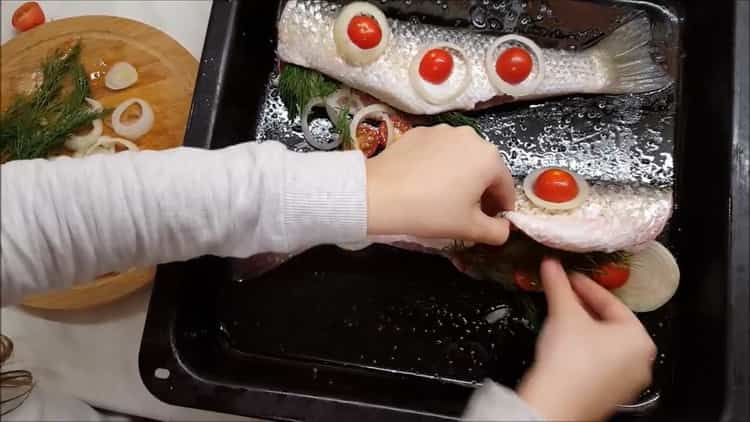 Um das Lager im Ofen zuzubereiten, legen Sie das Gemüse auf den Fisch