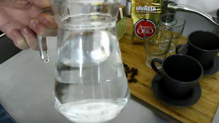 طبقًا للوصفة لصنع قهوة راف ، غلي الماء