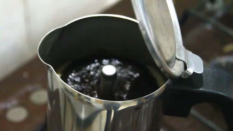 Valmista raffin kahvin valmistusreseptin mukaan ainesosat.