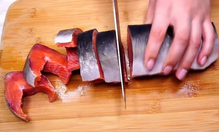 Per preparare il salmone rosa in una padella, preparare gli ingredienti