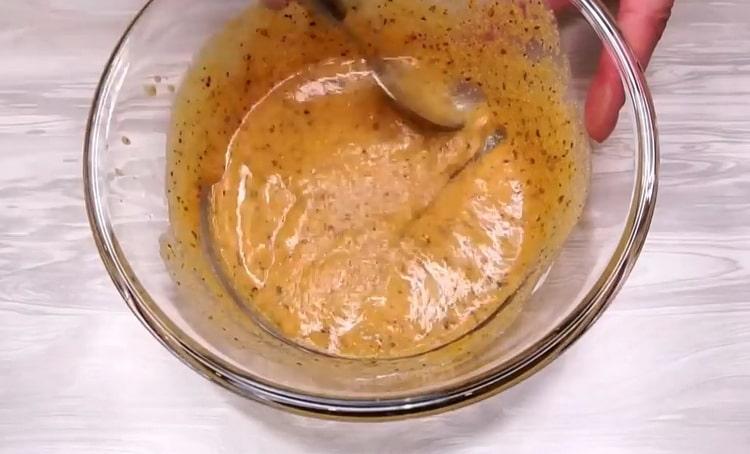 Per cuocere il salmone rosa in una padella, preparare la salsa