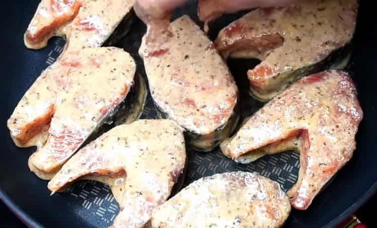 لطهي سمك السلمون الوردي في مقلاة ، يقلى السمك