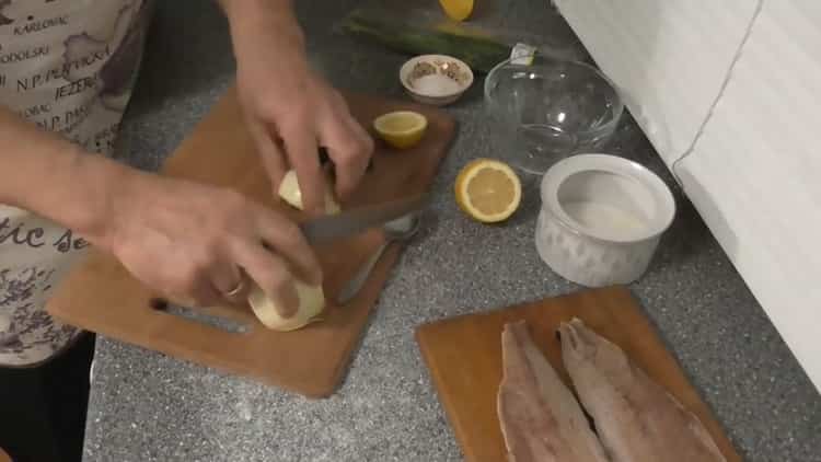 Upang i-pick herring, i-chop ang sibuyas