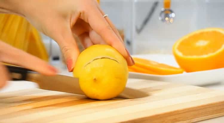 Für Ingwertee eine Zitrone in Scheiben schneiden