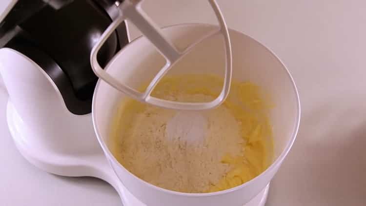 Fügen Sie gemäß dem Rezept für die Zubereitung von Keksen Mehl hinzu