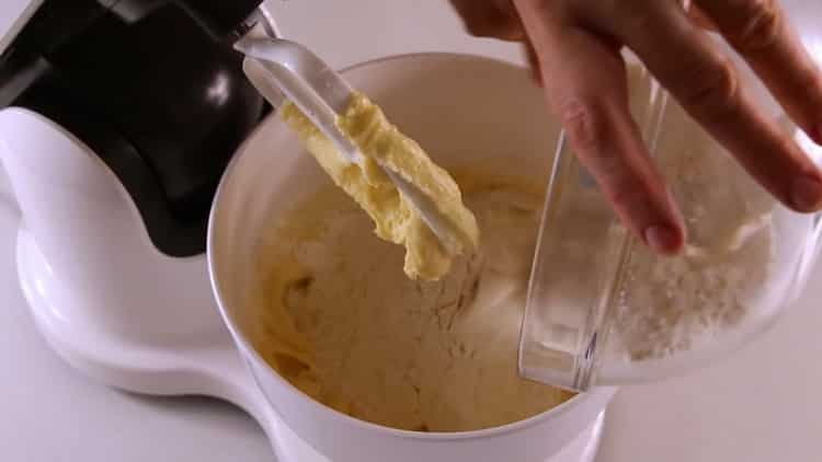 Kombinieren Sie die Zutaten gemäß dem Rezept für die Herstellung von Keksen