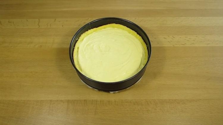 Norėdami paruošti pyragą su varške, ant tešlos uždėkite įdaro