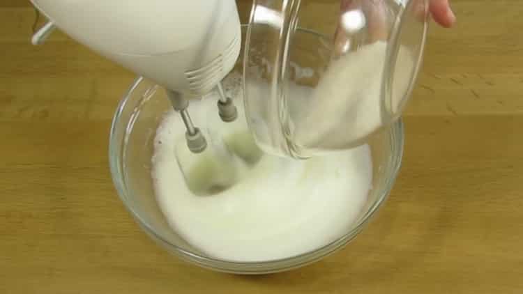 Για να φτιάξετε μια πίτα τυρού cottage, κτυπήστε τα λευκά με ζάχαρη
