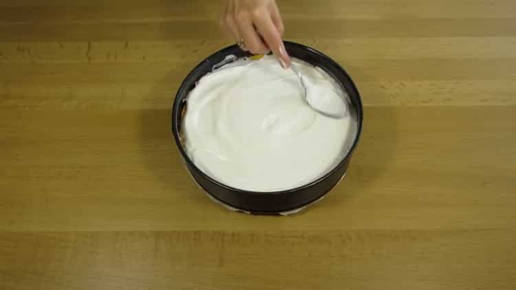 Per preparar el pastís de formatge cottage, poseu-ne la proteïna
