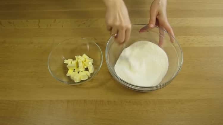 Per preparar el pastís de formatge cottage, prepareu els ingredients per a la massa