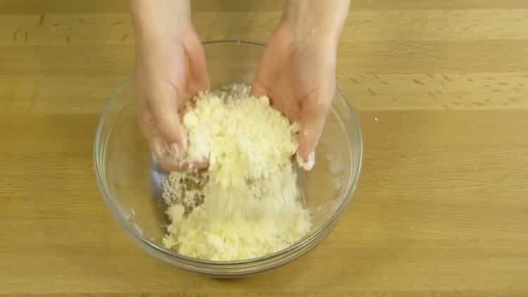 Για να φτιάξετε μια πίτα τυρού cottage, κάντε ψίχουλα αλεύρι και βούτυρο