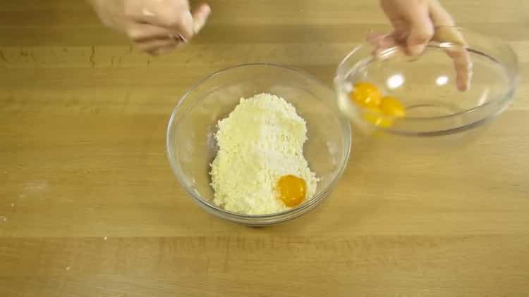 لتحضير فطيرة الجبن المنزلية ، افصل البيض عن الصفار