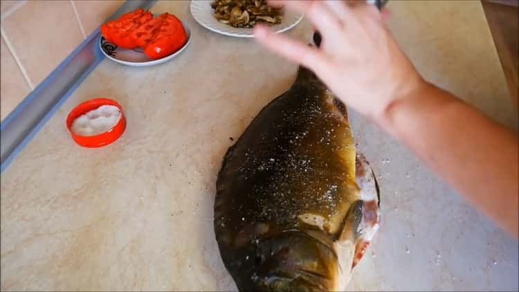 A kappa kemencében történő főzéséhez fűszerezze a halat