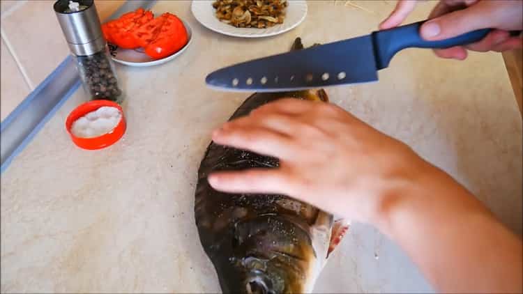 Um Kappa im Ofen zuzubereiten, schneiden Sie den Fisch ein