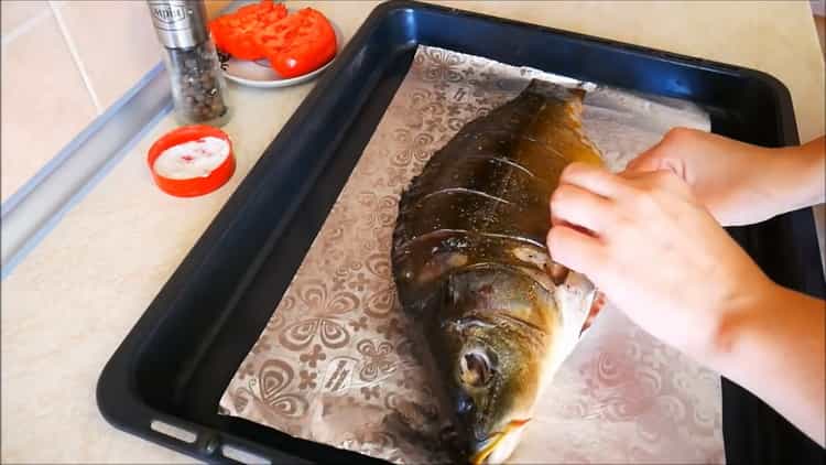 Norėdami gaminti kappa orkaitėje, padėkite žuvį ant kepimo skardos