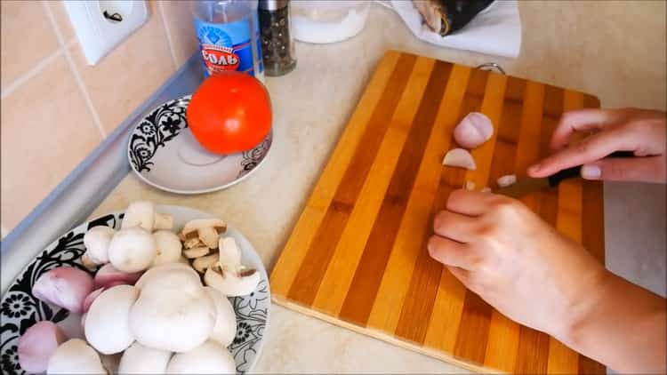 Per preparare la kappa nel forno, tagliare la cipolla