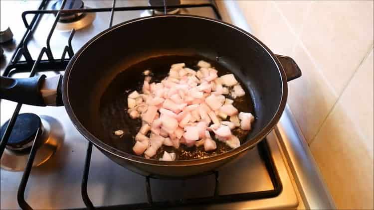 Per preparare la kappa nel forno, rosola le cipolle