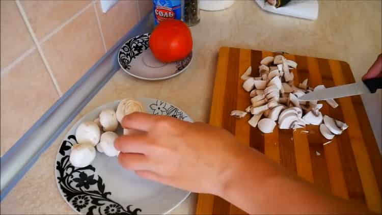 Um Kappa im Ofen zu machen, schneiden Sie die Pilze