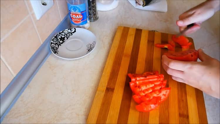 Για να μαγειρέψετε κάπα στο φούρνο, κόψτε το πιπέρι