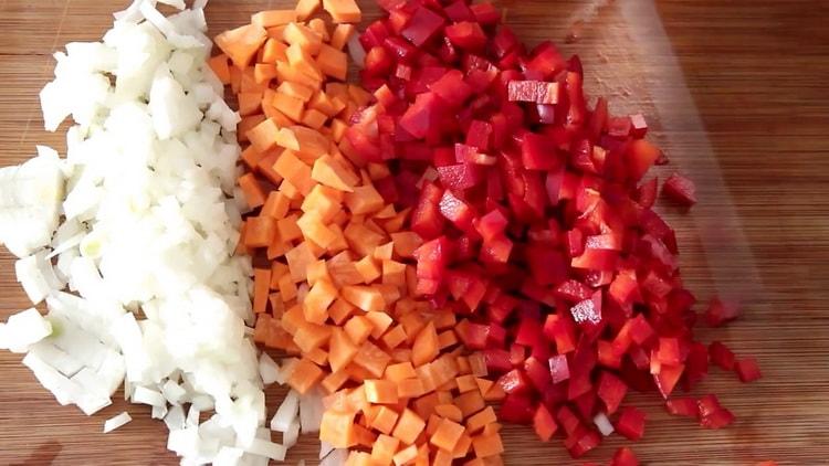 Για να μαγειρεύετε ρύζι με λαχανικά και κοτόπουλο, ψιλοκόψτε τα λαχανικά