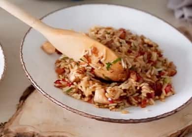 Ρύζι με λαχανικά και κοτόπουλο σύμφωνα με μια συνταγή βήμα προς βήμα με μια φωτογραφία