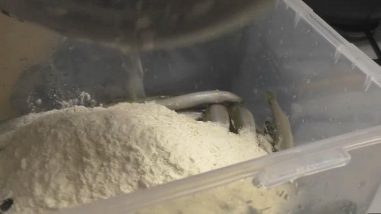 Per preparare l'odore, preparare aggiungere farina al pesce