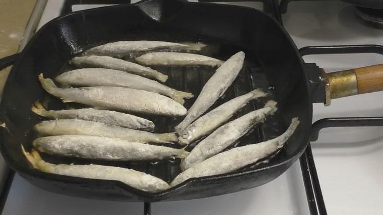 Per preparare l'odore preparate friggere il pesce