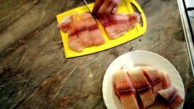 Um Fisch im Teig zu kochen, schneiden Sie den Fisch