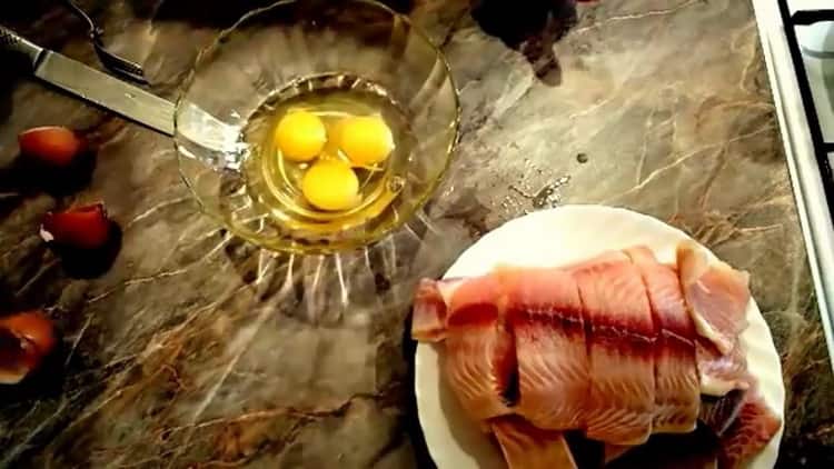 Um Fisch im Teig zu kochen, schlagen Sie Eier