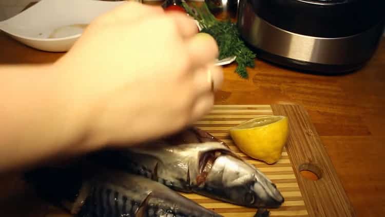 Schneiden Sie eine Zitrone, um Fisch in einem langsamen Kocher zu kochen