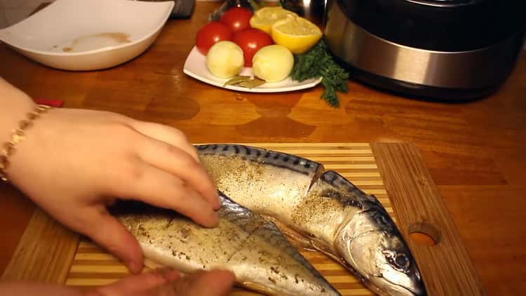 Per cucinare il pesce in una pentola a cottura lenta, prepara le spezie