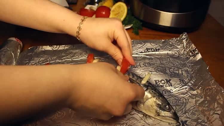 Kalan keittäminen hitaassa liesissä valmista folio