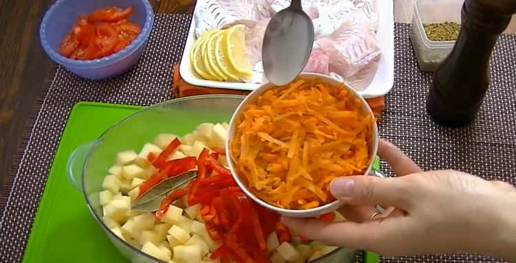Per cucinare il pesce in una doppia caldaia. grattugiare le carote