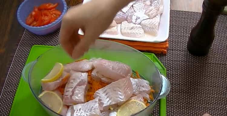 لطهي السمك في غلاية مزدوجة. وضع الليمون