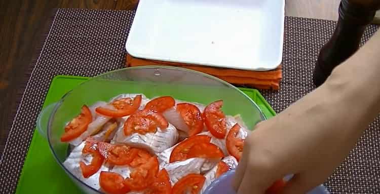 Zum Kochen von Fisch im Wasserbad. Tomaten legen
